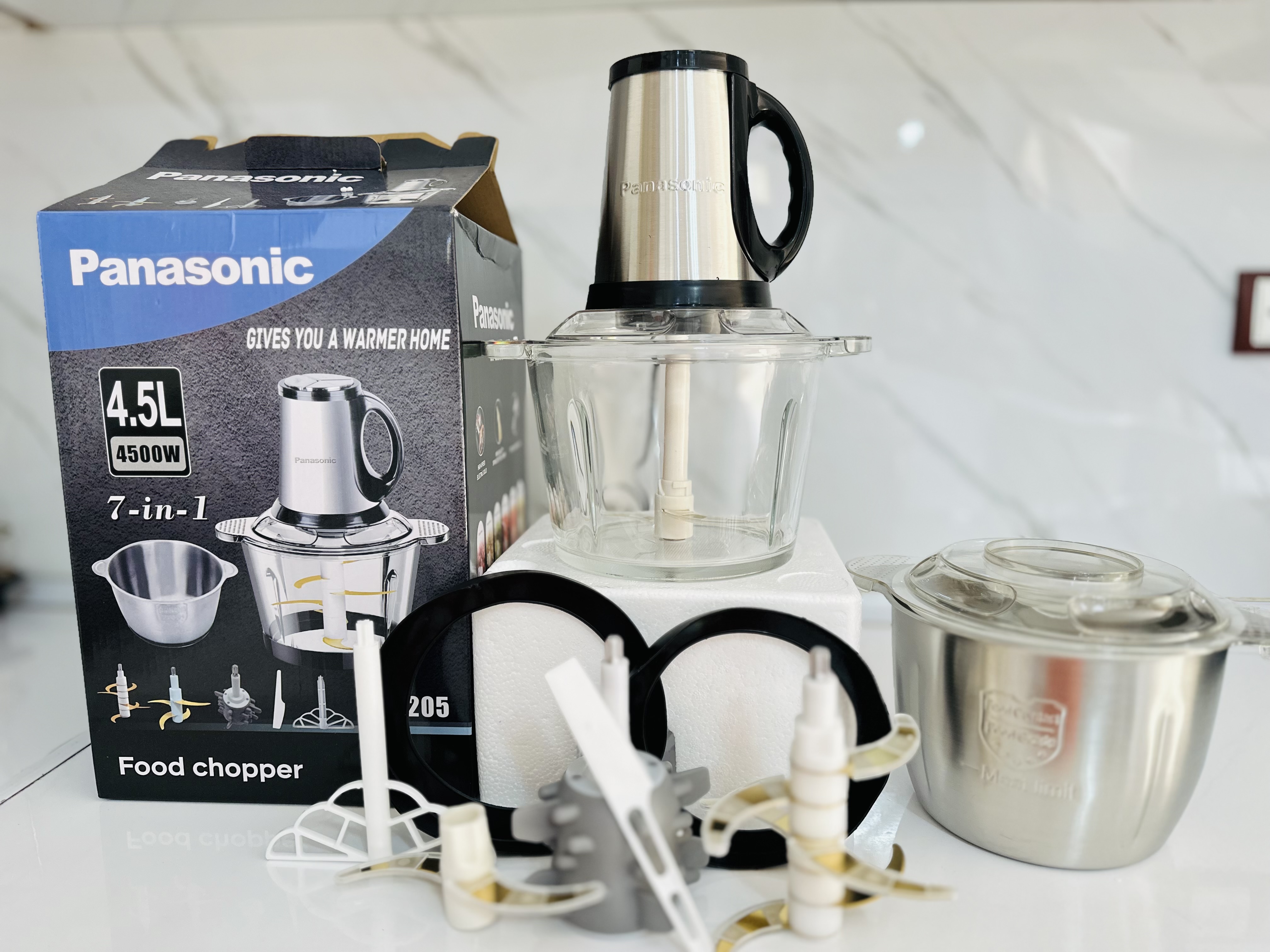 خردکن و غذاساز پاناسونیک مدل NI-2205، با ظرفیت 4.5 لیتر، دو کاسه، توان 4500 وات، موتور 3 سرعته با سیم پیچ مسی، دارای سیرپوست کن و 6 عدد تیغه طلایی تیتانیوم